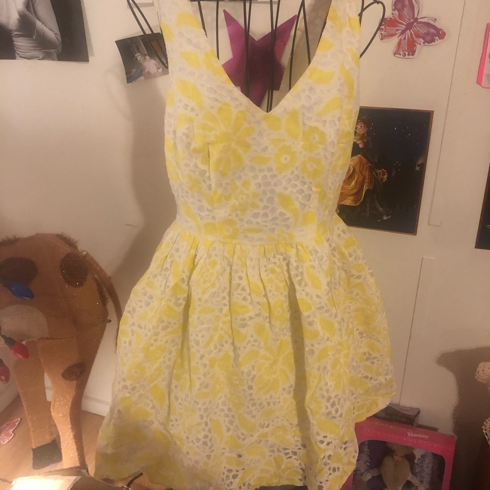 Darling yellow floral mini dress 💛